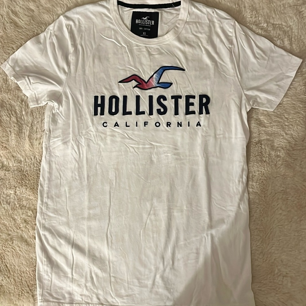 Men’s Hollister white tee